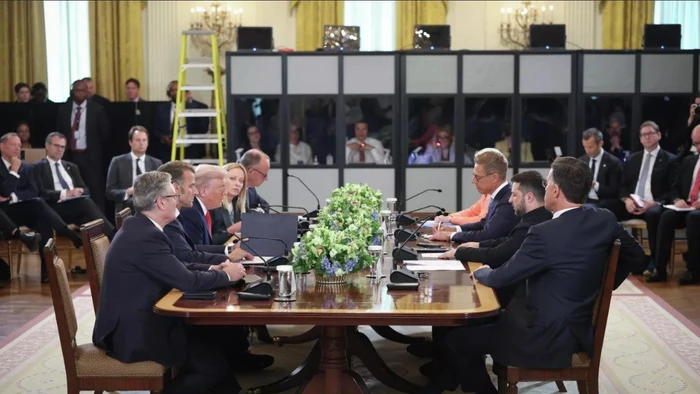 Tổng thống Mỹ Donald Trump trong cuộc gặp với các nhà lãnh đạo châu Âu và Tổng thống Ukraine Zelensky.