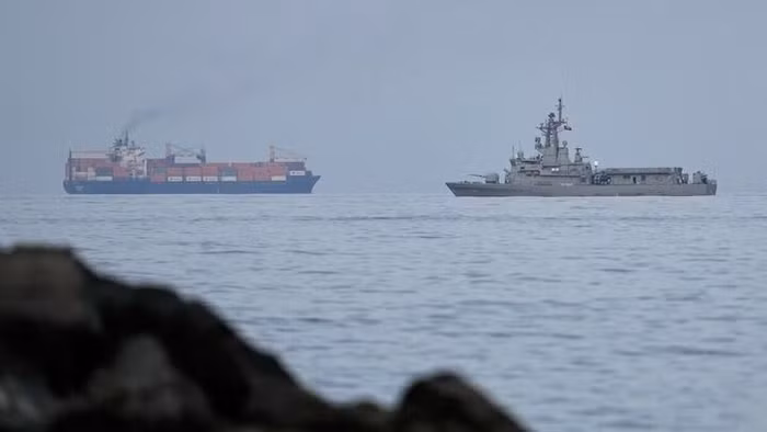 Tàu quân sự Iran tuần tra eo biển Hormuz.