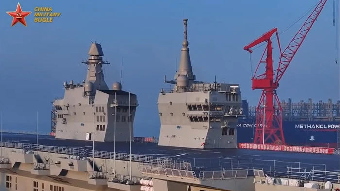 Mặt boong và tháp chỉ huy của tàu Tứ Xuyên.