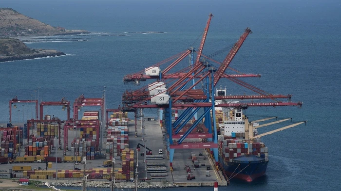 Tàu hàng cỡ lớn neo đậu tại cảng ở La Guaira, Venezuela.