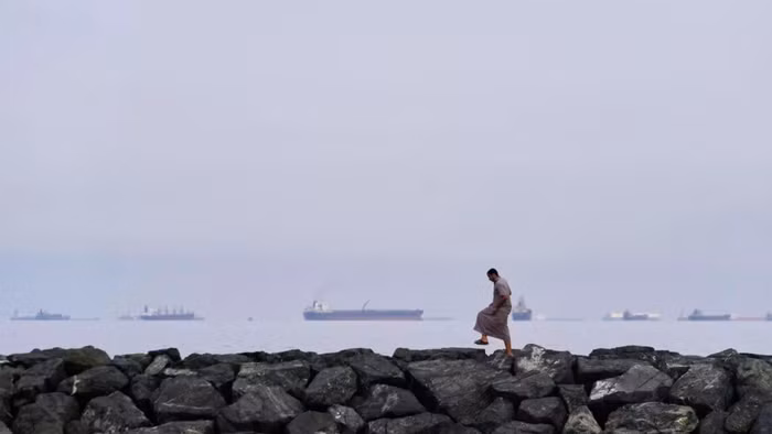 Các tàu thương mại chờ được di chuyển qua eo biển Hormuz.