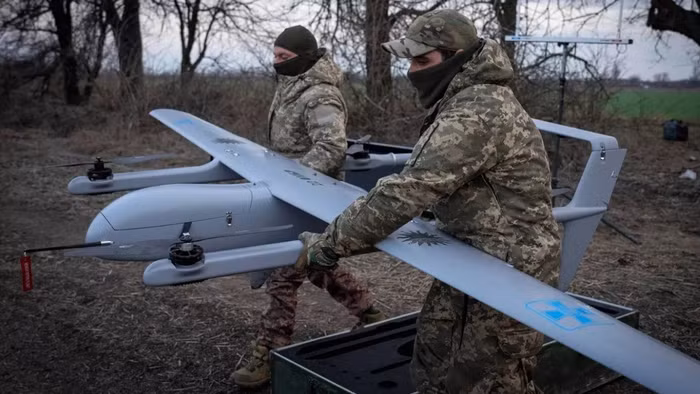 Binh sĩ Ukraine triển khai UAV trinh sát.