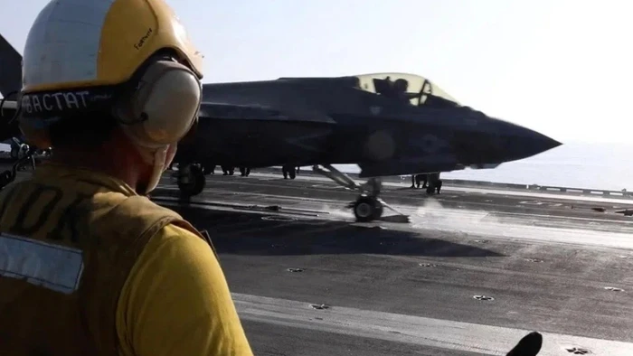 Tiêm kích F-35C cất cánh từ tàu sân bay Mỹ.