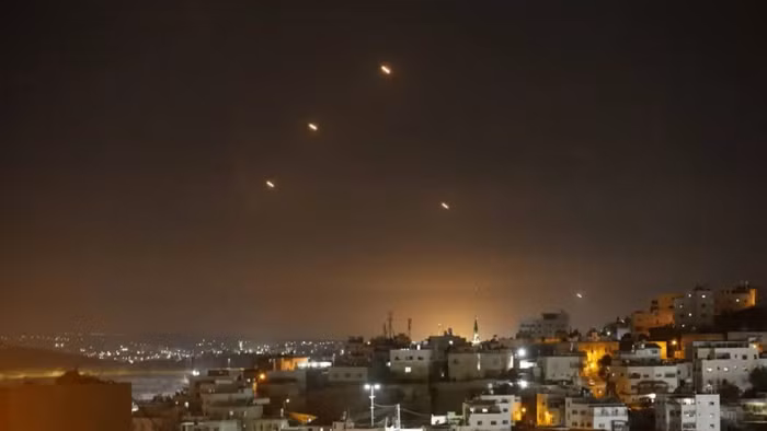 Tên lửa Iran phóng về phía căn cứ Mỹ.