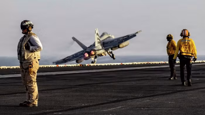 Tiêm kích F/A-18E Super Hornet cất cánh từ tàu sân bay USS Abraham Lincoln.