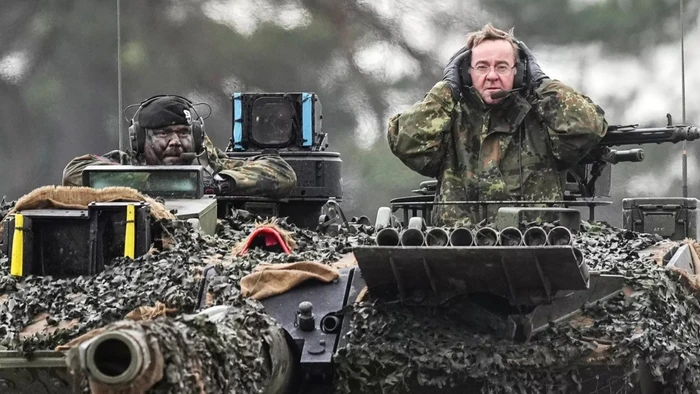 Bộ trưởng Quốc phòng Đức Boris Pistorius trên xe tăng Leopard 2.