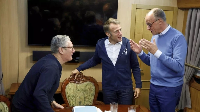 Thủ tướng Anh Keir Starmer, Tổng thống Pháp Emmanuel Macron và Thủ tướng Đức Friedrich Merz trên chuyến tàu hướng đến Kiev.