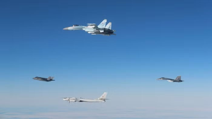 Tiêm kích Su-35S Nga trong một lần chạm mặt F-35 Mỹ gần Alaska.