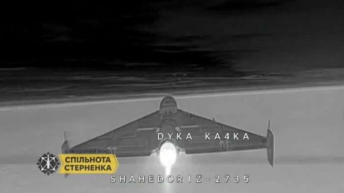 Drone đánh chặn Ukraine áp sát UAV phản lực Nga từ phía sau.