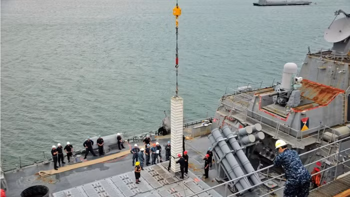 Nạp tên lửa Tomahawk vào khu trục hạm Arleigh Burke.