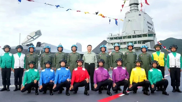 Chủ tịch Tập Cận Bình cùng các thủy thủ, phi công trên tàu sân bay Phúc Kiến tại căn cứ Tam Á hôm 5 tháng 11.