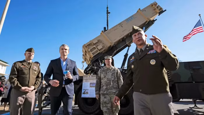 Bộ trưởng Quốc phòng Mỹ Pete Hegseth thăm một đơn vị Patriot.