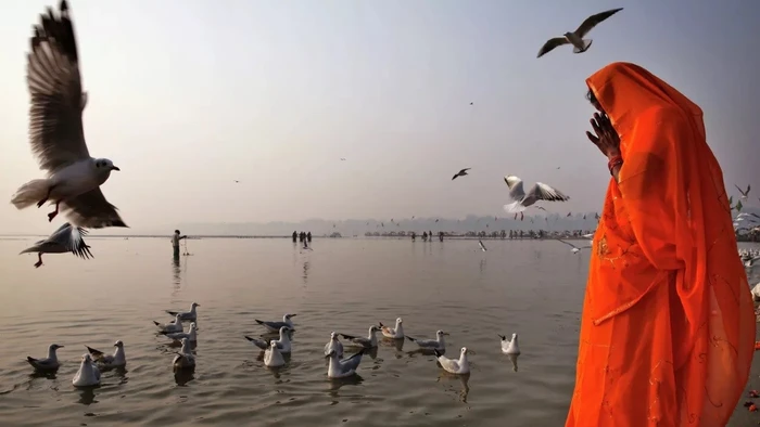 Cầu nguyện bên bờ sông Hằng ở Allahabad, Ấn Độ.