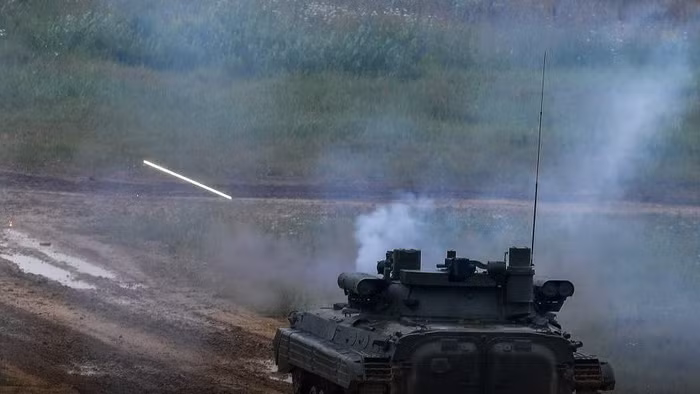 Xe BMP-2M trang bị module Berezhok bắn đạn thật.