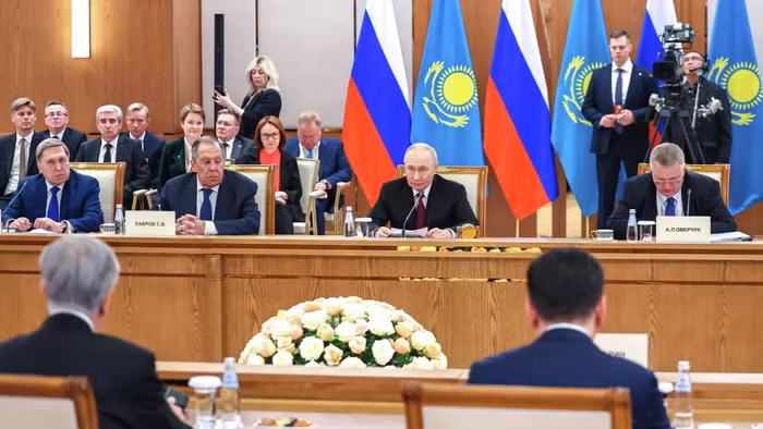Tổng thống Nga Vladimir Putin trong cuộc đàm phán Nga-Kazakhstan tại Cung điện Độc lập ở Astana.
