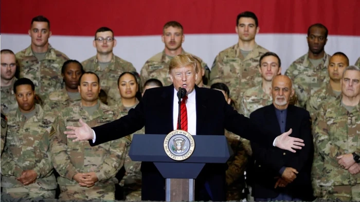 Tổng thống Donald Trump thăm căn cứ Bagram năm 2019.