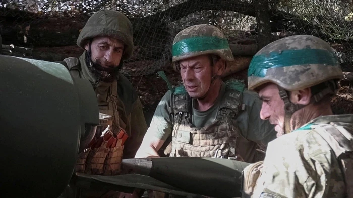 Binh sĩ Ukraine nạp đạn vào lựu pháo M777.