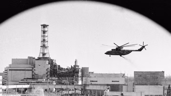 Trực thăng khử nhiễm độc các tòa nhà tại nhà máy điện Chernobyl sau tai nạn năm 1986.