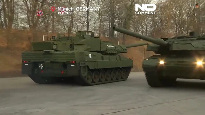 Hai chiếc Leopard 2A8 đầu tiên được giới thiệu ở Munich, Đức, hôm 19 tháng 11.