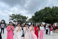 Du khách tại chùa Linh Ứng, bán đảo Sơn Trà (Đà Nẵng). 