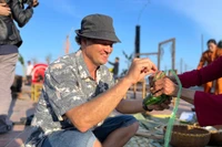 Du khách trổ tài gói bánh chưng.