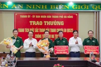 Lãnh đạo Thành ủy, UBND TP Đà Nẵng khen thưởng lực lượng Bộ đội Biên phòng. Ảnh: V.X.