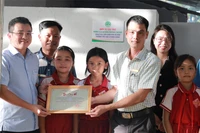 Bàn giao công trình vệ sinh cho Trường Tiểu học Lê Đình Chinh, xã Ea Wy.