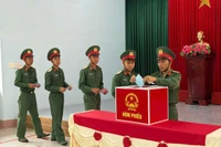 Các chiến sĩ thuộc Bộ Chỉ huy Quân sự tỉnh Đắk Lắk lần đầu thực hiện nghĩa vụ công dân qua lá phiếu. (Ảnh: TH)