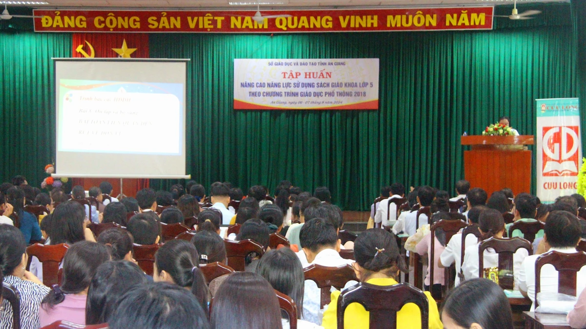 An Giang: Hơn 3.500 giáo viên tham gia tập huấn sử dụng sách giáo khoa lớp 5, 9 và 12