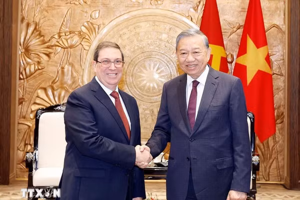 Tổng Bí thư Tô Lâm tiếp thân mật đồng chí Bruno Rodríguez Parrilla, Đặc phái viên Đảng Cộng sản Cuba, Nhà nước Cộng hòa Cuba, Ủy viên Bộ Chính trị, Bộ trưởng Ngoại giao Cuba. (Ảnh: Thống Nhất/TTXVN)