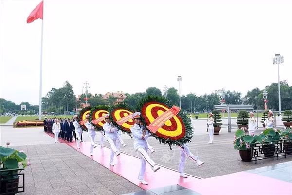 Đoàn đại biểu lãnh đạo, nguyên lãnh đạo Đảng, Nhà nước do Tổng Bí thư, Chủ tịch nước Tô Lâm dẫn đầu đến đặt vòng hoa và vào Lăng viếng Chủ tịch Hồ Chí Minh. Ảnh: Tuấn Anh/TTXVN