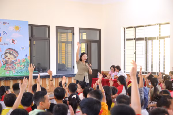 Học sinh trường TH&THCS thể hiện trí tuệ qua các trò chơi tương tác cùng diễn giả.