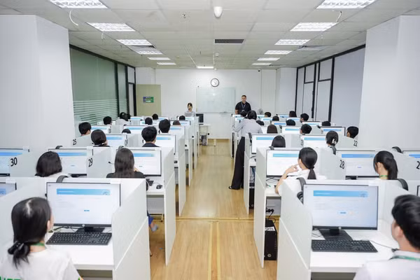 Thí sinh làm bài thi tại phòng thi Cuộc thi Vô địch Kỹ năng số IC3 quốc tế 2026. (Ảnh: IIG Việt Nam)