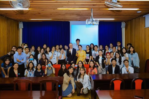 Đoàn lãnh đạo Đại học Deakin đến thăm và gặp gỡ sinh viên chương trình liên kết 2+2. Ảnh: CIE.