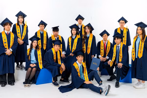 Tập thể lớp 12 sẽ tốt nghiệp năm học 25-26 với hơn 1 triệu USD học bổng tới từ nhiều trường đại học danh tiếng thế giới.