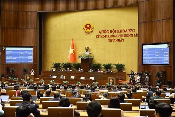 Quốc hội biểu quyết thông qua Nghị quyết của Quốc hội về việc thành lập thành phố Quảng Ninh. Ảnh: Doãn Tấn/TTXVN