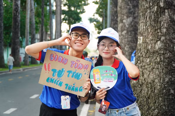 Tình nguyện viên luôn có một tinh thần tích cực để lan tỏa tới thí sinh. Ảnh: Nhật Hạ. 