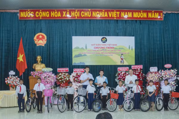 65 chiếc xe đạp được trao cho các em học sinh nghèo tại Gia Lai. Ảnh: NVCC. 