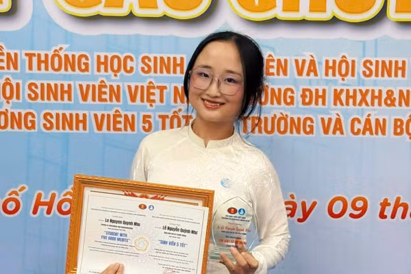 Lê Nguyễn Quỳnh Như đạt danh hiệu “Sinh viên 5 tốt tiêu biểu” cấp Đại học Quốc gia 2025. Ảnh: NVCC.