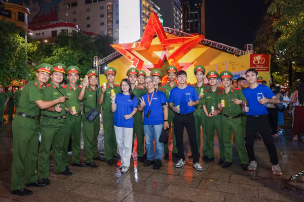 Diễn ra từ 11-13/6/2026, chuỗi sự kiện Gala “Tổ quốc bình yên” do Bộ Công an phối hợp với UBND TPHCM tổ chức tại phố đi bộ Nguyễn Huệ (phường Sài Gòn, TPHCM). 