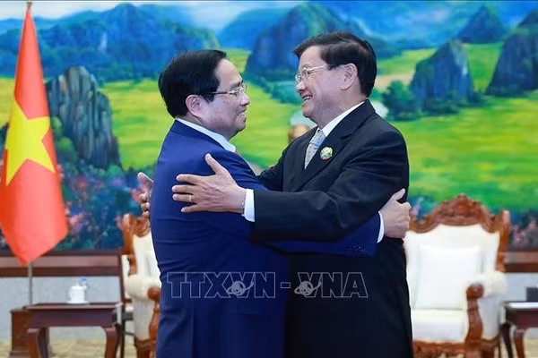 Thủ tướng Phạm Minh Chính hội kiến Tổng Bí thư, Chủ tịch nước Lào Thongloun Sisoulith. Ảnh: Dương Giang/TTXVN