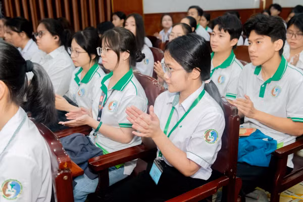 Nhiều sinh viên quan tâm đến lĩnh vực công nghệ đất hiếm, đại dương, lòng đất. Ảnh: QA. 