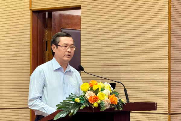 Thứ trưởng Bộ GD&ĐT Nguyễn Văn Phúc phát biểu tại hội thảo. Ảnh: Thùy Linh.