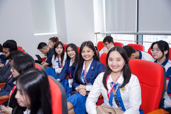 Các sinh viên nước ngoài tham dự diễn đàn. Ảnh: UEF.