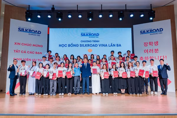 Ban lãnh đạo SILKROAD VINA chụp hình lưu niệm cùng 40 em sinh viên nhận học bổng.