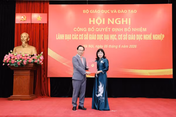 TS Nguyễn Thị Thanh, Hiệu trưởng Trường Cao đẳng Sư phạm Trung Ương nhận Quyết định bồ nhiệm.
