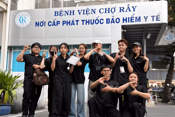Nhóm sinh viên trong quá trình ghi hình tại Bệnh viện Chợ Rẫy. Ảnh: NVCC.