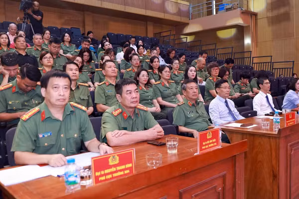 Trung tướng Đỗ Triệu Phong và các đại biểu dự buổi lễ chiều 26/5.
