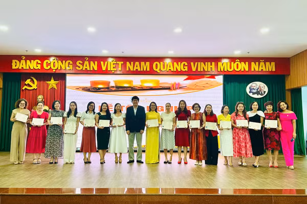 Hiệu trưởng nhà trường trao chứng chỉ nghề. Ảnh: NTCC. 