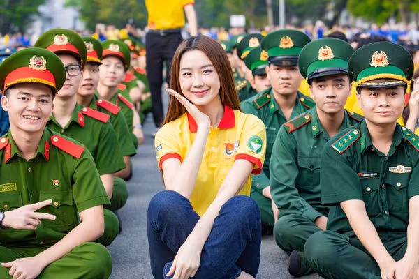 Hoa hậu Lê Nguyễn Bảo Ngọc cùng các chiến sĩ tại lễ ra quân. Ảnh: Thành đoàn TPHCM. 